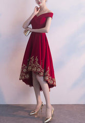 Precioso vestido de dama de honor de corte alto y bajo en rojo oscuro 