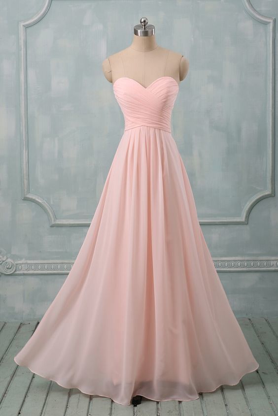 Precioso vestido largo de dama de honor con escote en forma de corazón en rosa claro 