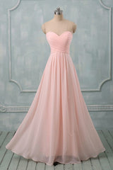 Precioso vestido largo de dama de honor con escote en forma de corazón en rosa claro 