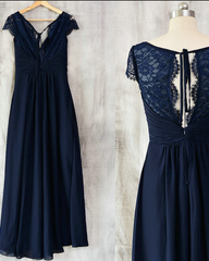Vestido largo de dama de honor de corte A en gasa azul marino con encaje 