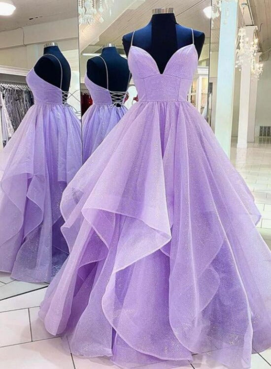 Vestido de noche largo con capas de tul morado claro y cordones 