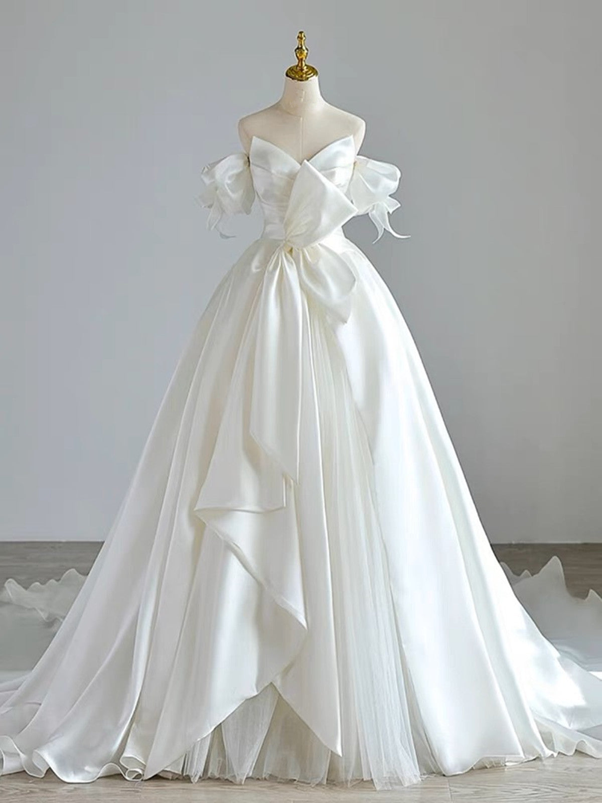 Vestido formal sin tirantes con escote en V de satén y tul blanco 