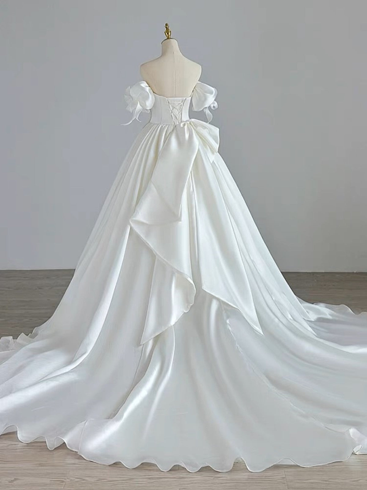 Vestido formal sin tirantes con escote en V de satén y tul blanco 