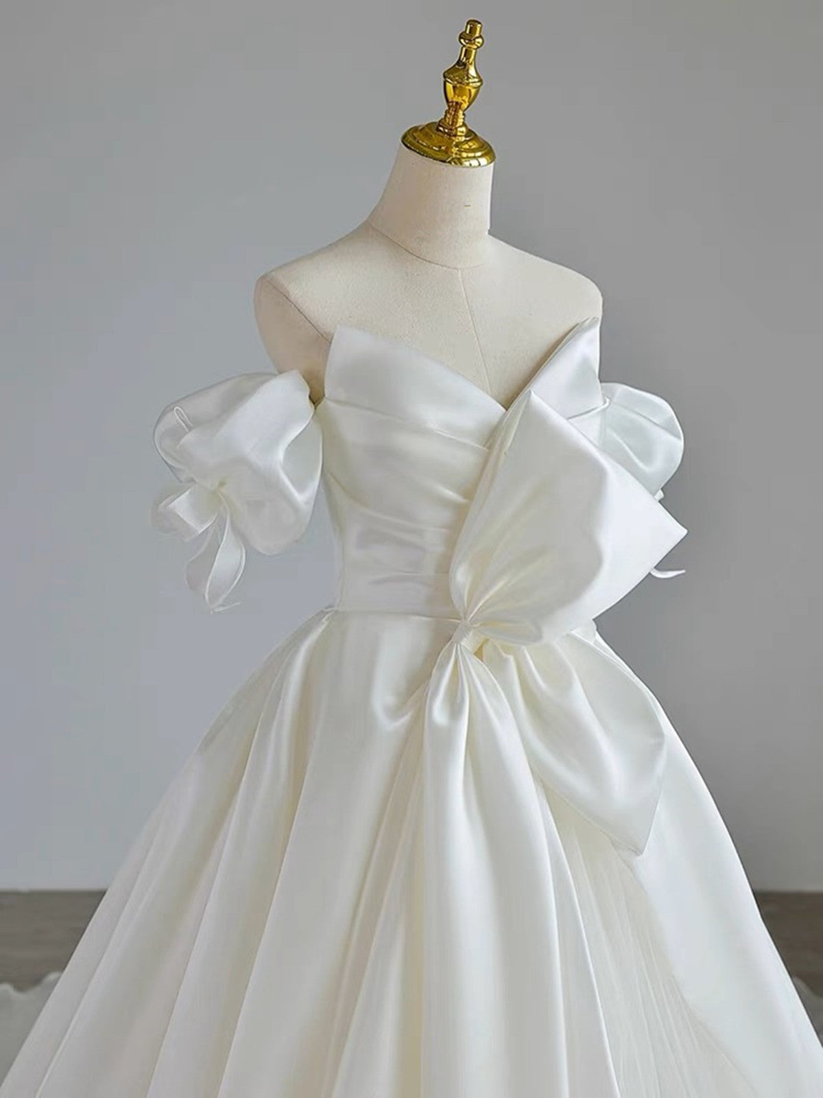 Vestido formal sin tirantes con escote en V de satén y tul blanco 