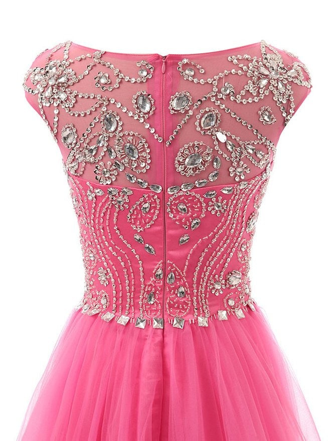 Hermoso vestido largo de fiesta de tul con cuentas
