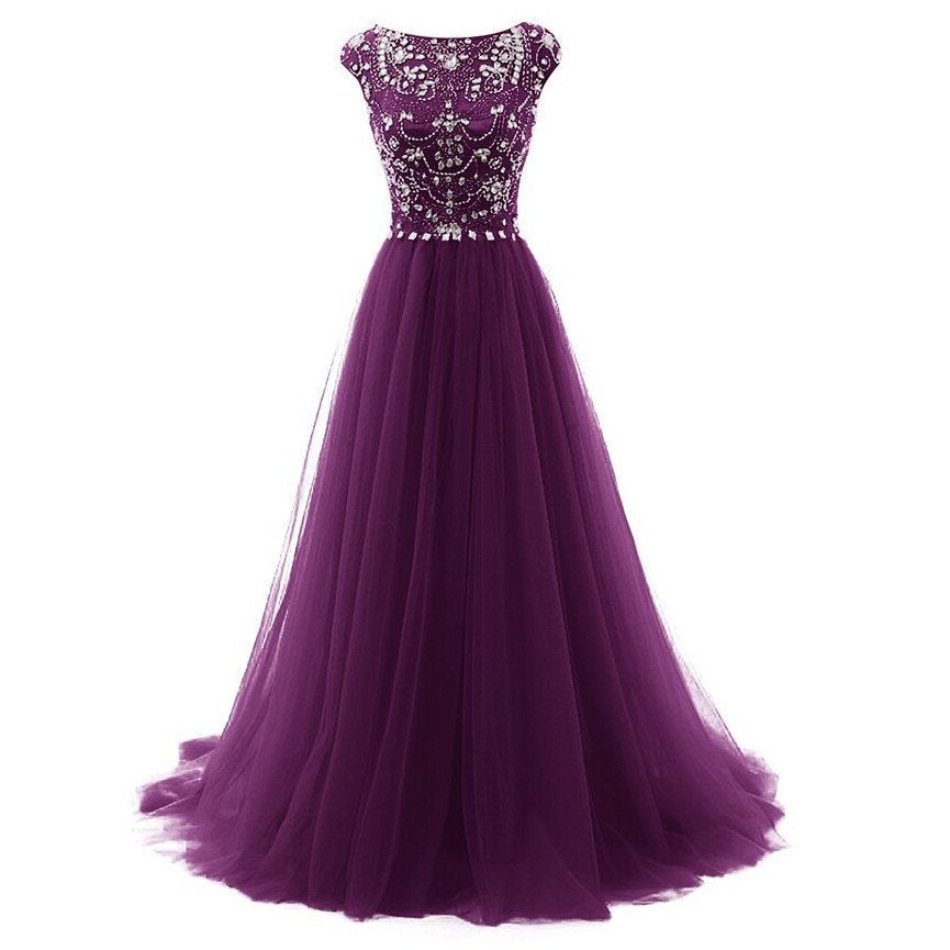 Hermoso vestido largo de fiesta de tul con cuentas