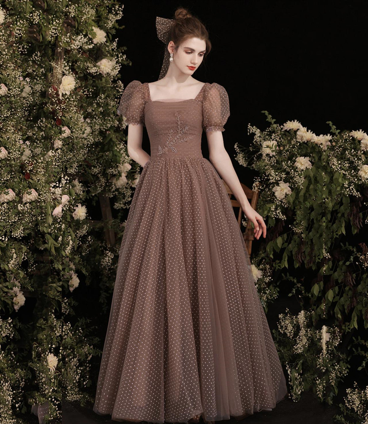 Hermoso vestido de fiesta de tul con mangas cortas y largo hasta el suelo 