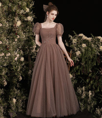 Hermoso vestido de fiesta de tul con mangas cortas y largo hasta el suelo 