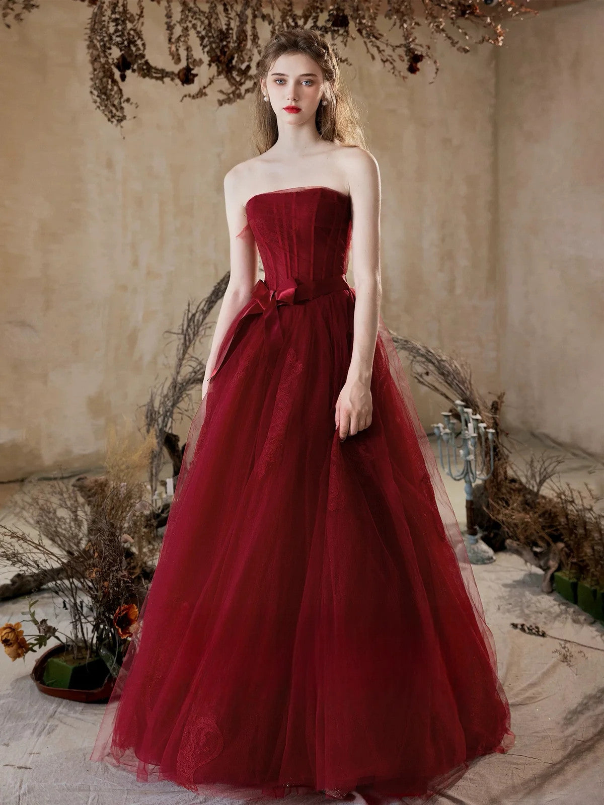 Vestido formal largo de tul con encaje, sin tirantes, corte A, color rojo vino 