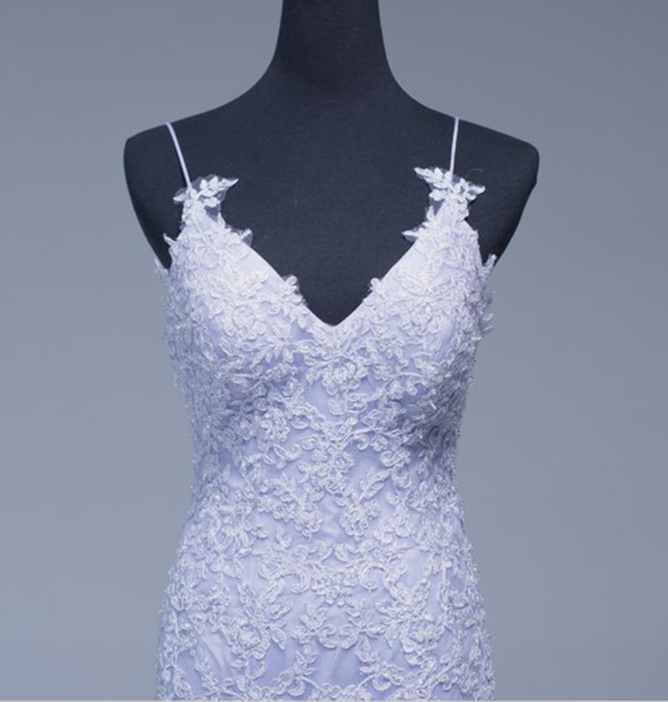 Hermosos vestidos de noche con tirantes finos, de tul lavanda y encaje. 