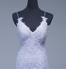 Hermosos vestidos de noche con tirantes finos, de tul lavanda y encaje. 