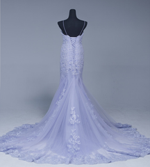 Hermosos vestidos de noche con tirantes finos, de tul lavanda y encaje. 