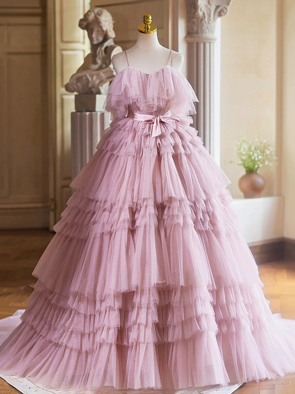 Vestido de fiesta de tul rosa con tirantes y capas 
