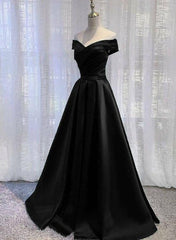 Vestido de noche largo y sencillo de satén negro con hombros descubiertos. 