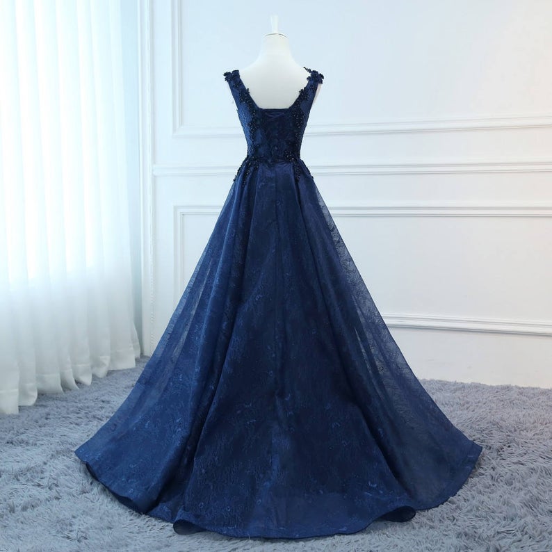 Vestido de fiesta largo de encaje con escote en V azul marino y flores 