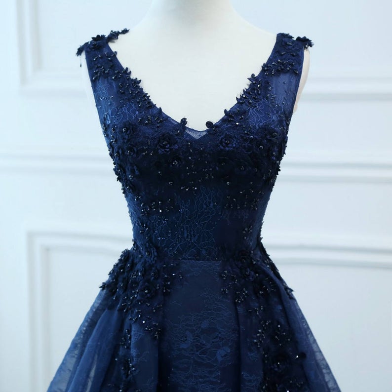 Vestido de fiesta largo de encaje con escote en V azul marino y flores 