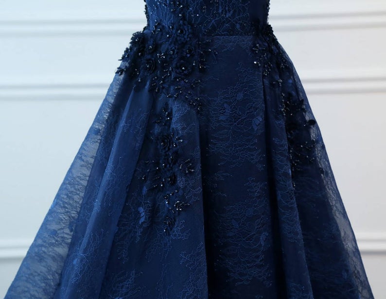 Vestido de fiesta largo de encaje con escote en V azul marino y flores 