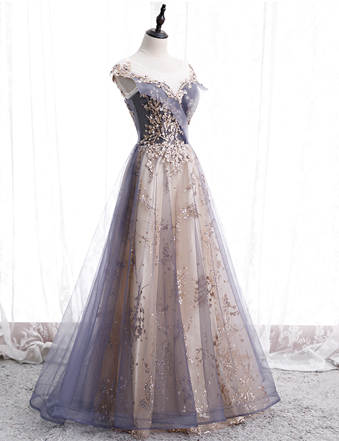 Hermoso vestido de fiesta de tul con apliques de encaje en forma de A 