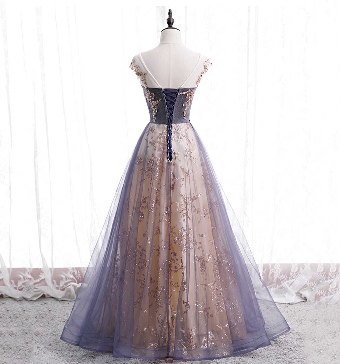 Hermoso vestido de fiesta de tul con apliques de encaje en forma de A 
