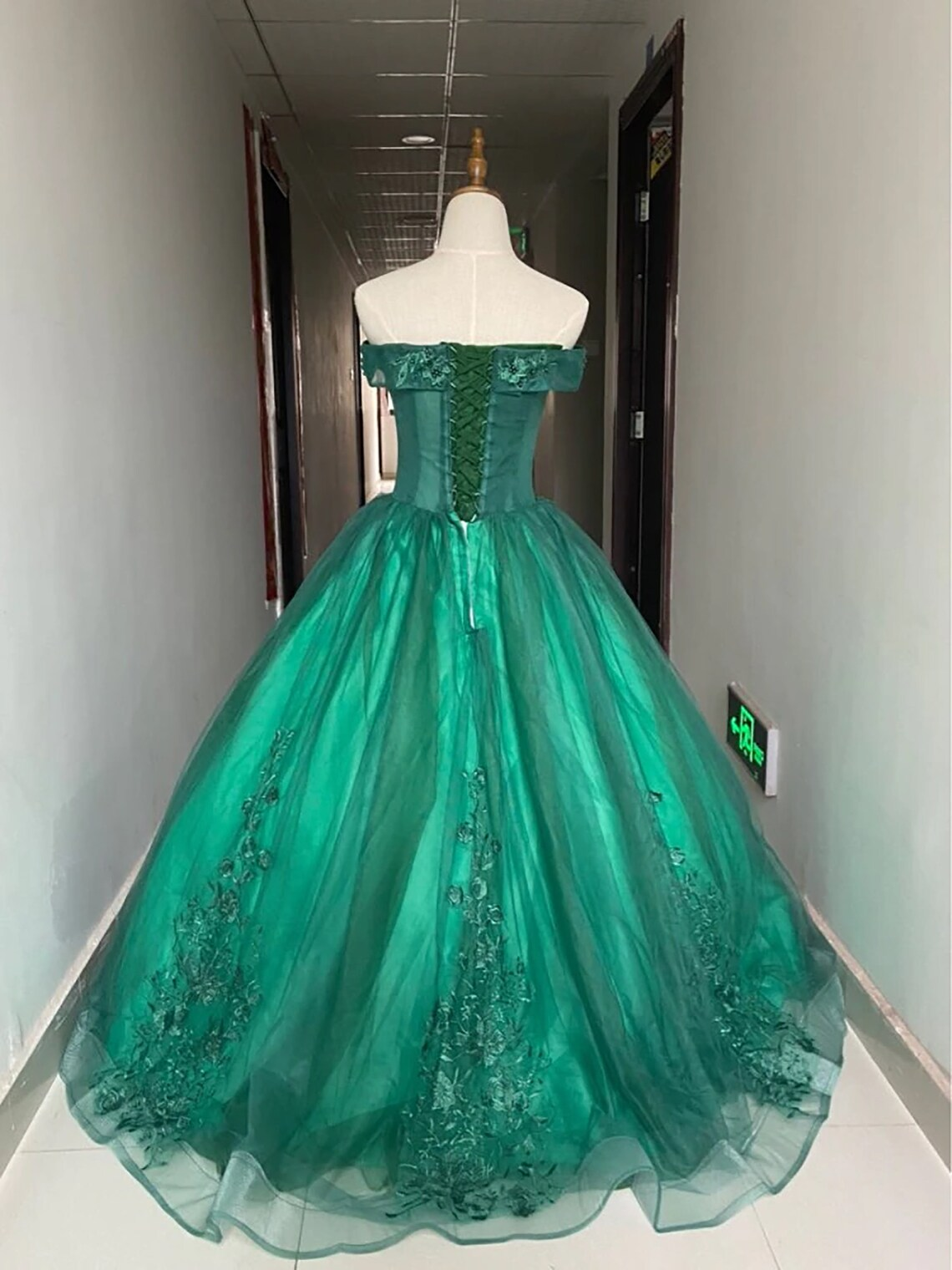 Vestido de fiesta verde de tul con hombros descubiertos y apliques de encaje 