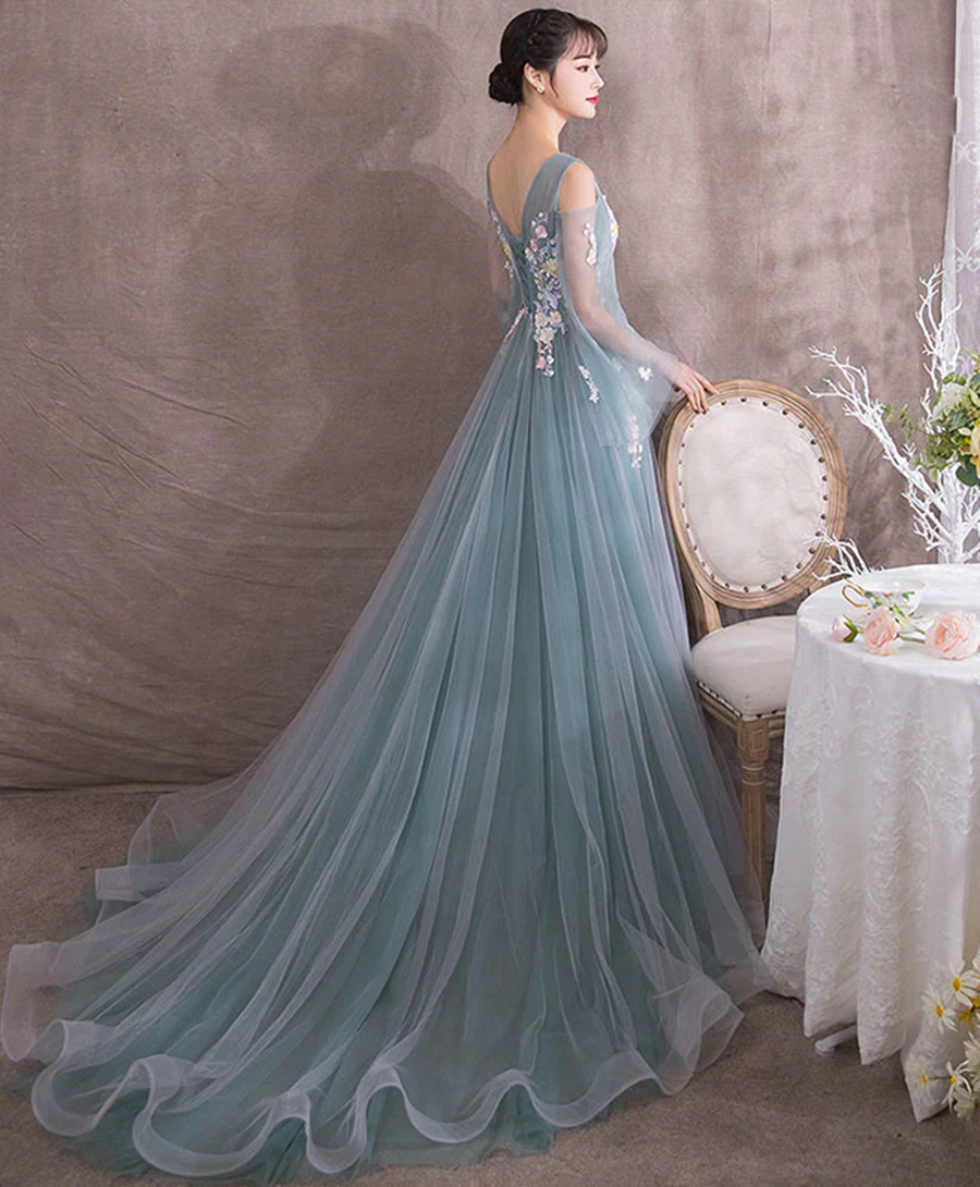 Lindo vestido de fiesta de tul verde y azul con mangas abullonadas y flores 