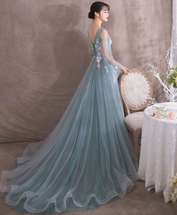 Lindo vestido de fiesta de tul verde y azul con mangas abullonadas y flores 