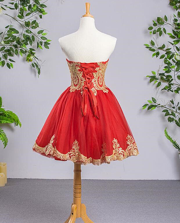 Vestido corto de fiesta de tul rojo con escote en forma de corazón y apliques dorados 