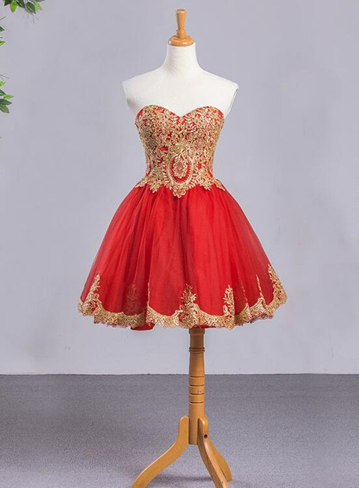 Vestido corto de fiesta de tul rojo con escote en forma de corazón y apliques dorados 