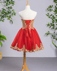 Vestido corto de fiesta de tul rojo con escote en forma de corazón y apliques dorados 