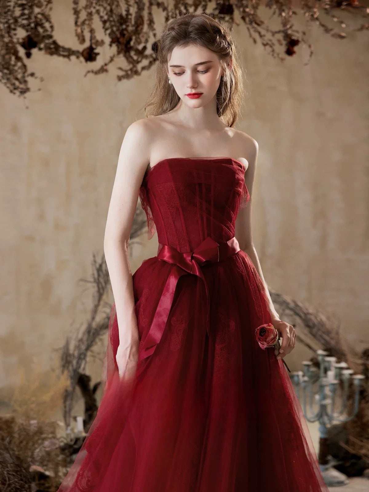 Vestido formal largo de tul con encaje, sin tirantes, corte A, color rojo vino 
