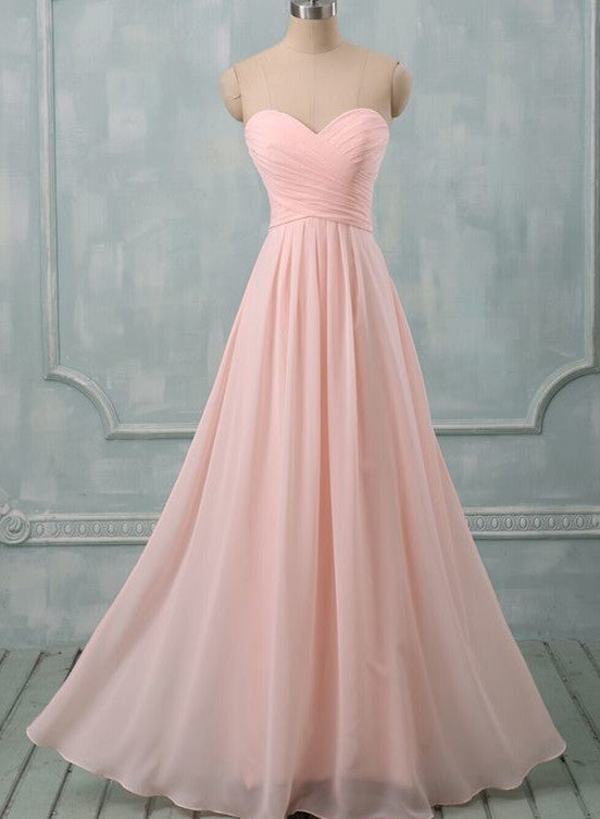 Precioso vestido largo de dama de honor con escote en forma de corazón en rosa claro 