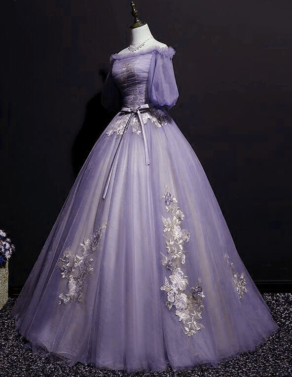 Vestido formal largo de tul morado con mangas cortas y vuelo 