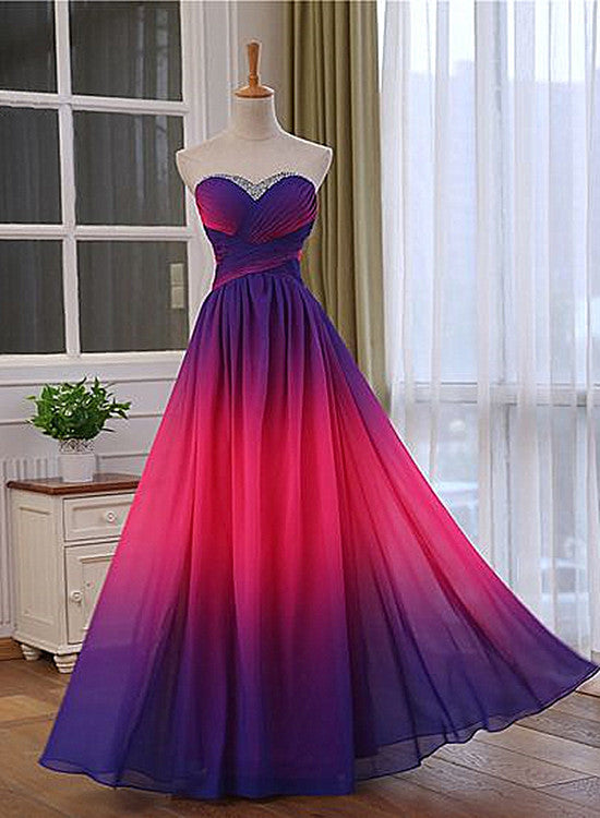 Hermoso vestido de fiesta con cuentas en degradado y escote corazón 