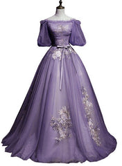 Vestido formal largo de tul morado con mangas cortas y vuelo 