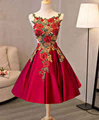 Lindo vestido de fiesta de satén rojo con bordados hasta la rodilla 