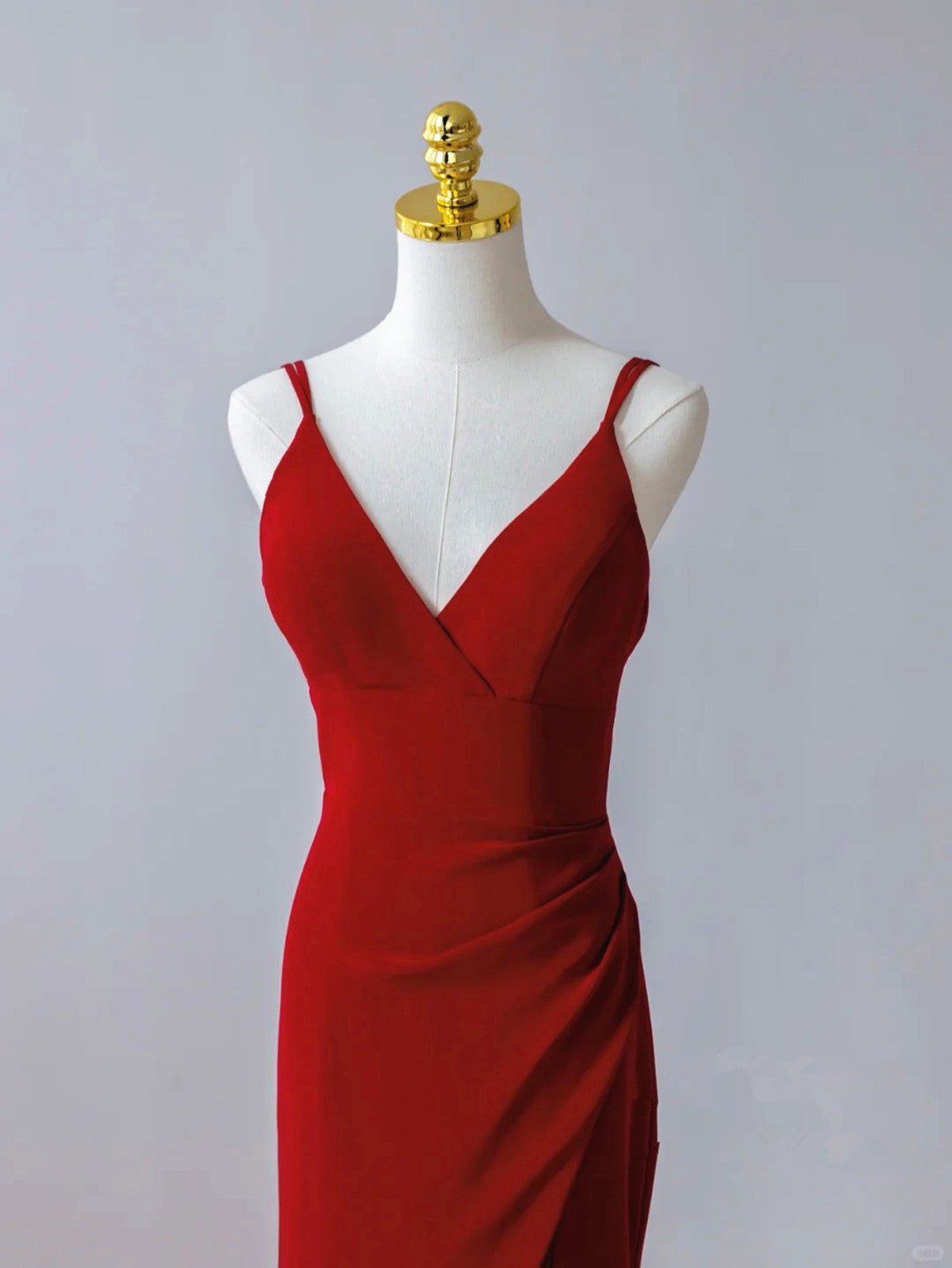Hermoso vestido de noche largo con tirantes de sirena en color rojo y abertura en la pierna 