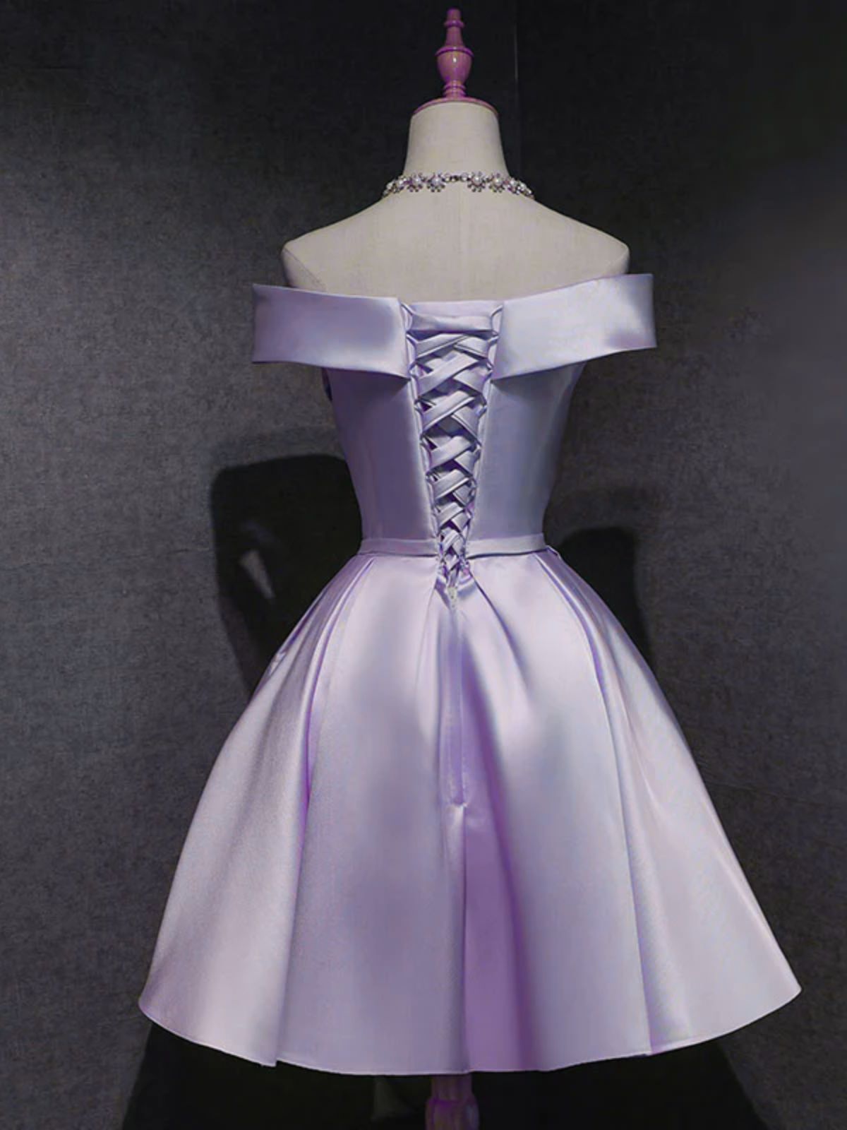 Vestido de fiesta de satén morado claro con escote en forma de corazón y hombros descubiertos 
