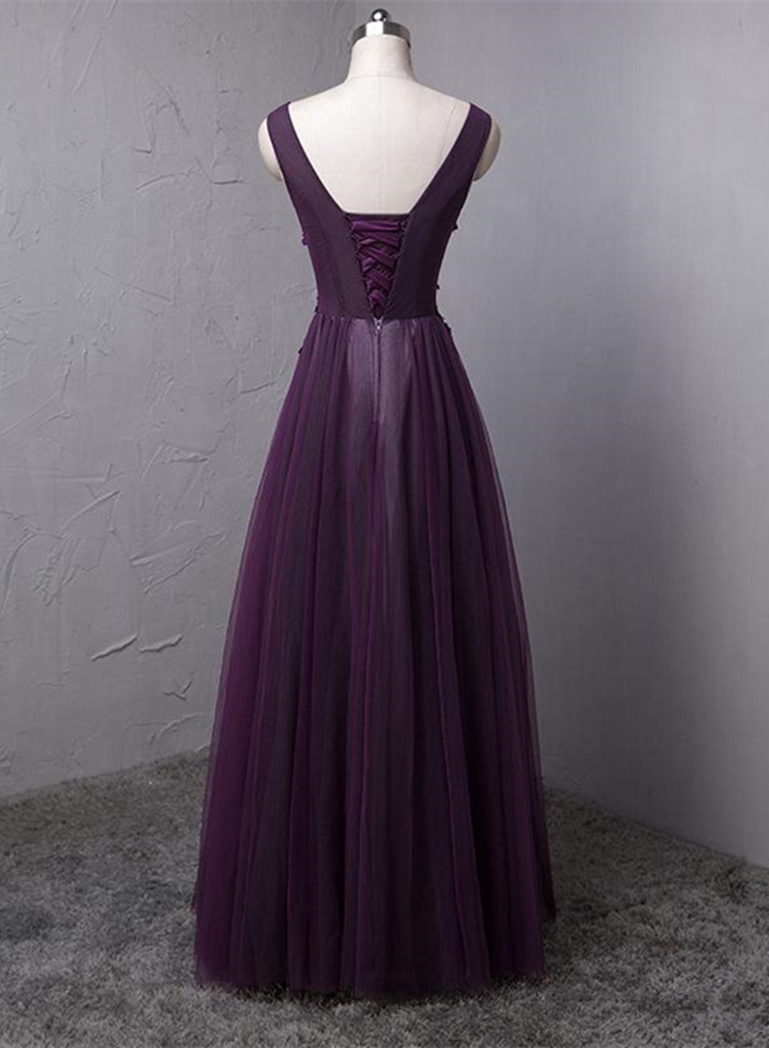 Vestido formal largo de tul con cuentas y escote en V en color morado oscuro 