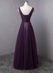 Vestido formal largo de tul con cuentas y escote en V en color morado oscuro 