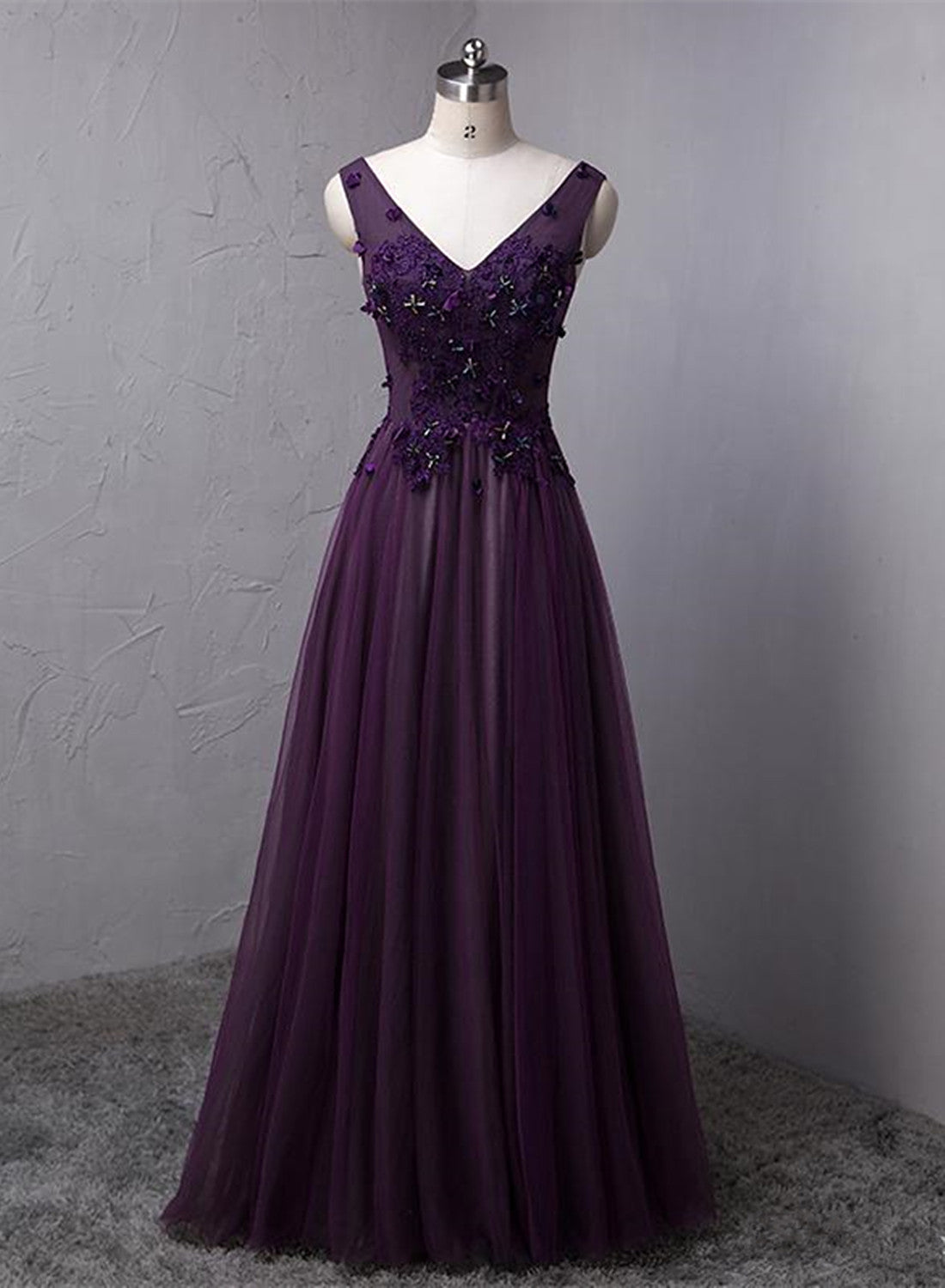 Vestido formal largo de tul con cuentas y escote en V en color morado oscuro 