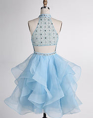 Vestido de fiesta azul claro con capas de cuentas hasta la rodilla 