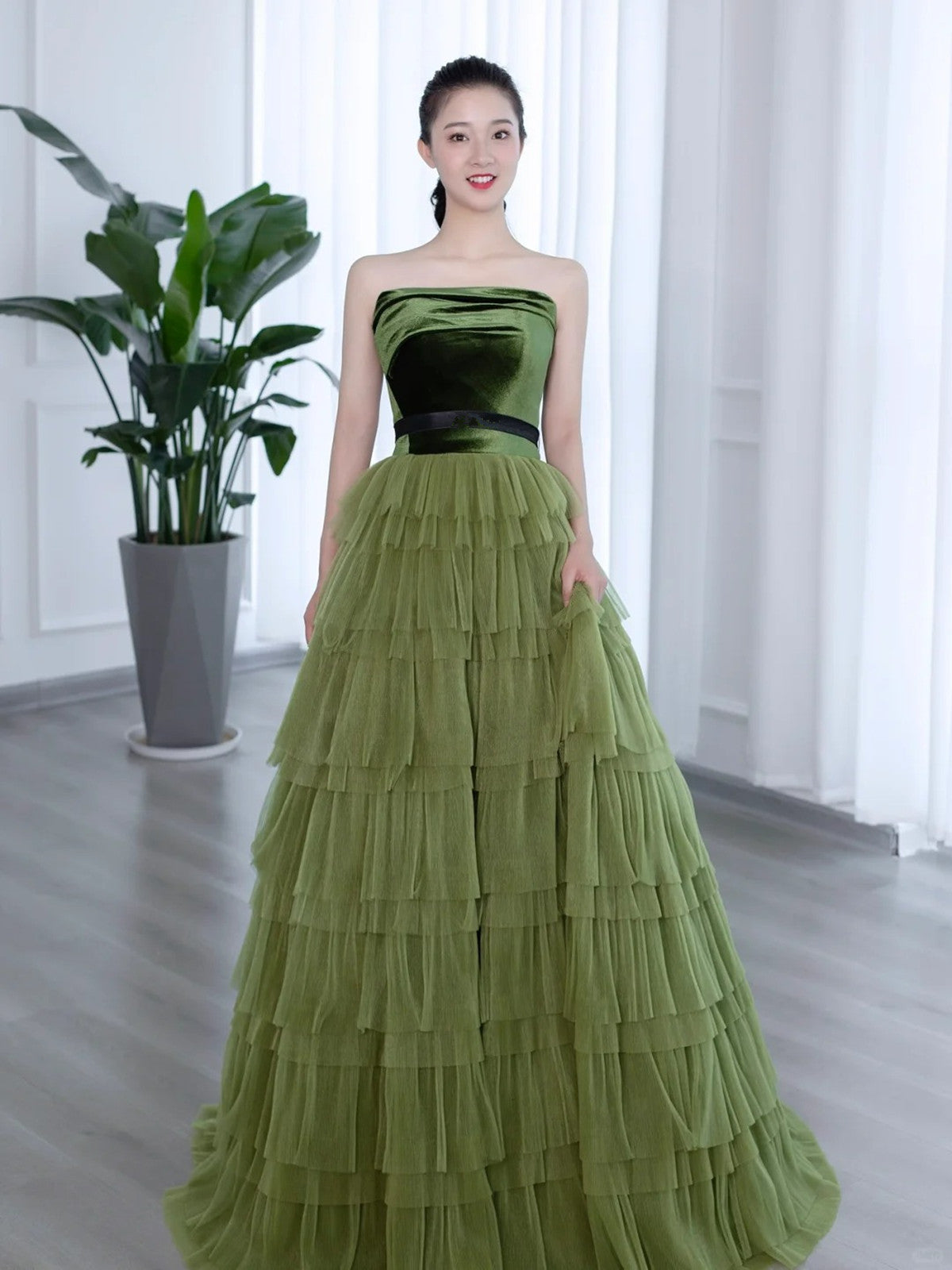 Vestido de fiesta largo de corte A sin tirantes con capas de tul verde 