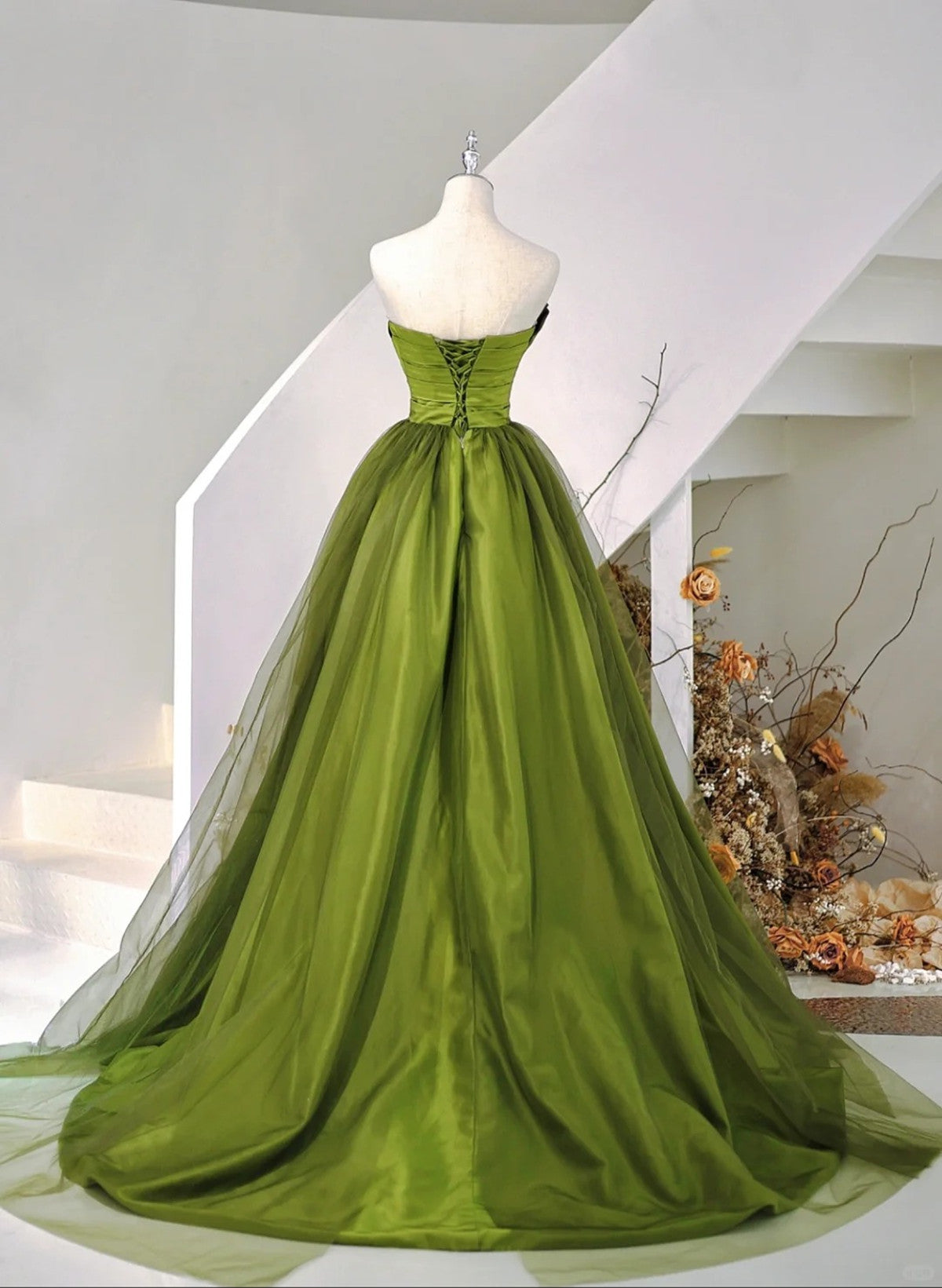 Vestido de fiesta largo con escote en forma de corazón de satén y tul verde 