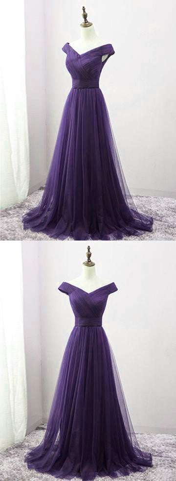 Vestido de dama de honor morado oscuro con escote en forma de corazón de tul y hombros descubiertos 