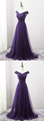 Vestido de dama de honor morado oscuro con escote en forma de corazón de tul y hombros descubiertos 