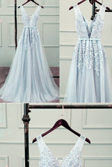 Hermoso vestido de fiesta largo de tul gris plateado con encaje y escote en V 