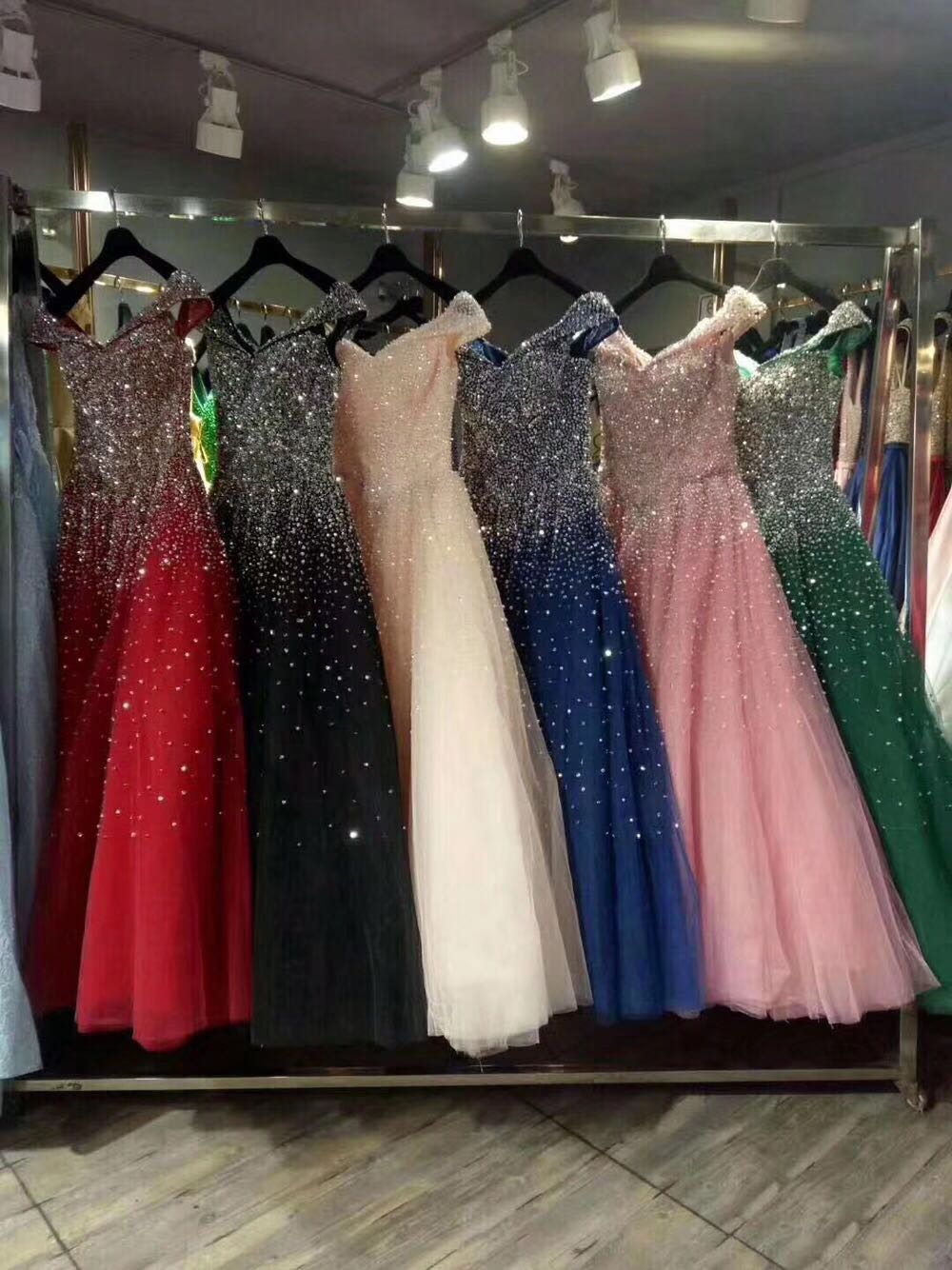 Vestido de fiesta con hombros descubiertos y brillo azul 