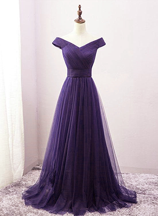 Vestido de dama de honor morado oscuro con escote en forma de corazón de tul y hombros descubiertos 