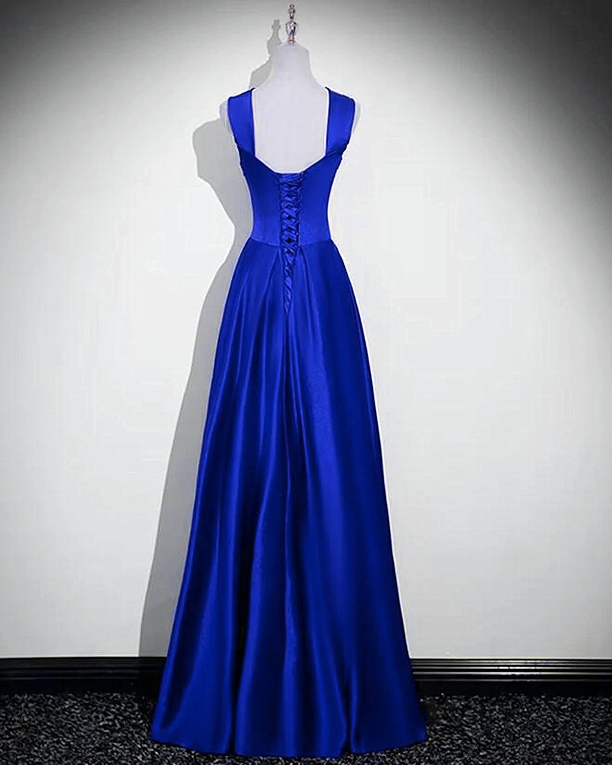 Vestido de fiesta azul chic de satén con tirantes en forma de A y largo hasta el suelo 