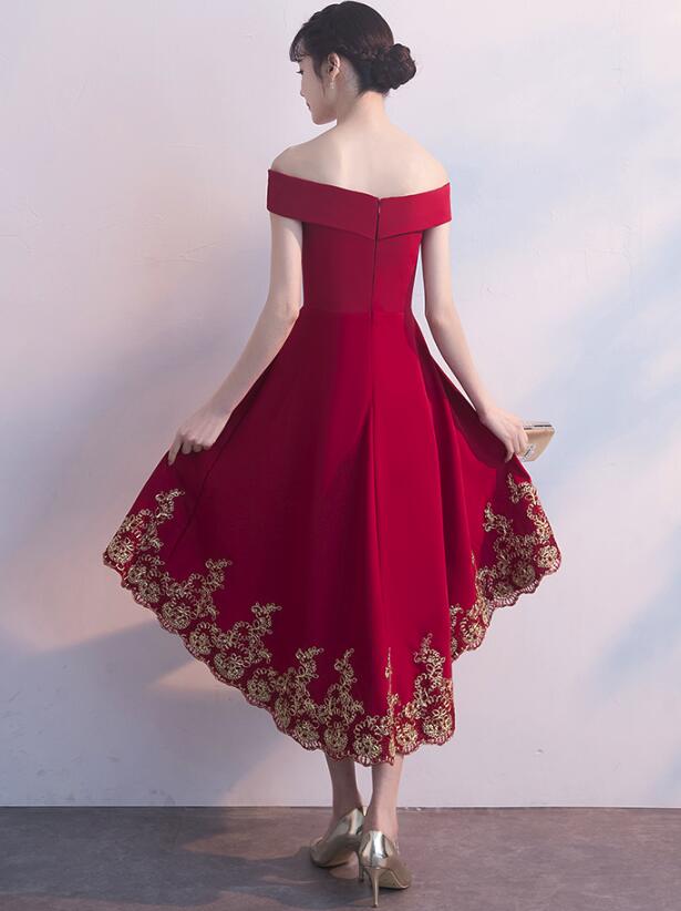 Precioso vestido de dama de honor de corte alto y bajo en rojo oscuro 